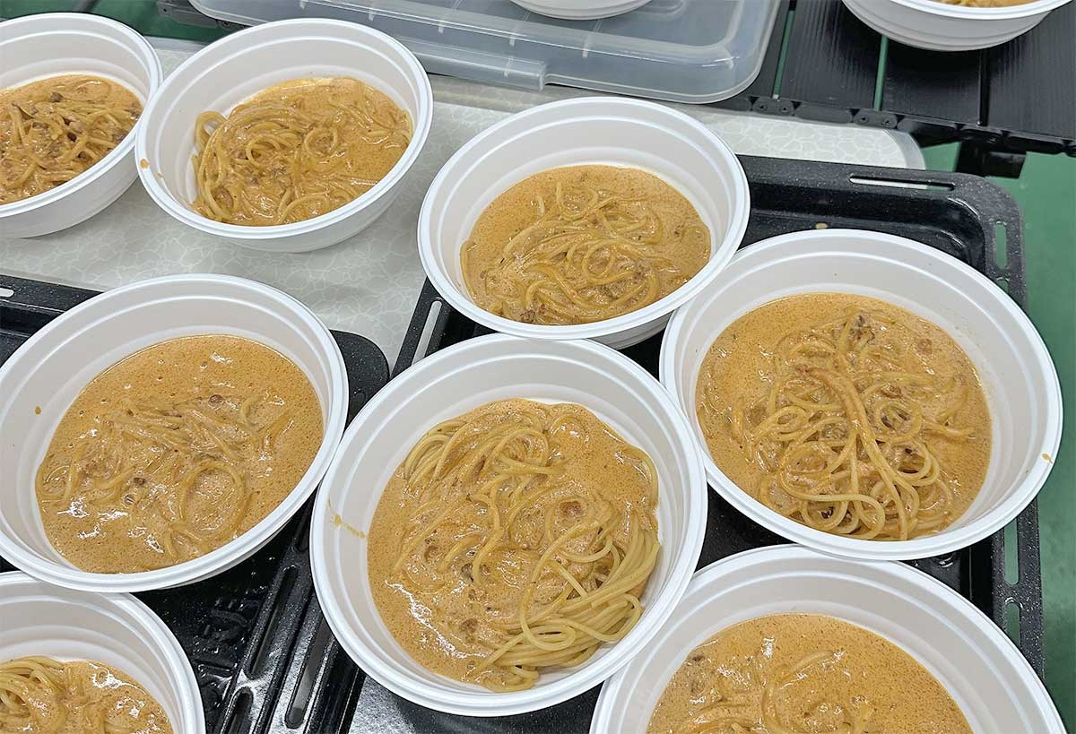 ジャパンキモノオークション　周年を記念してウニソースのパスタ等が参加者に振る舞われた