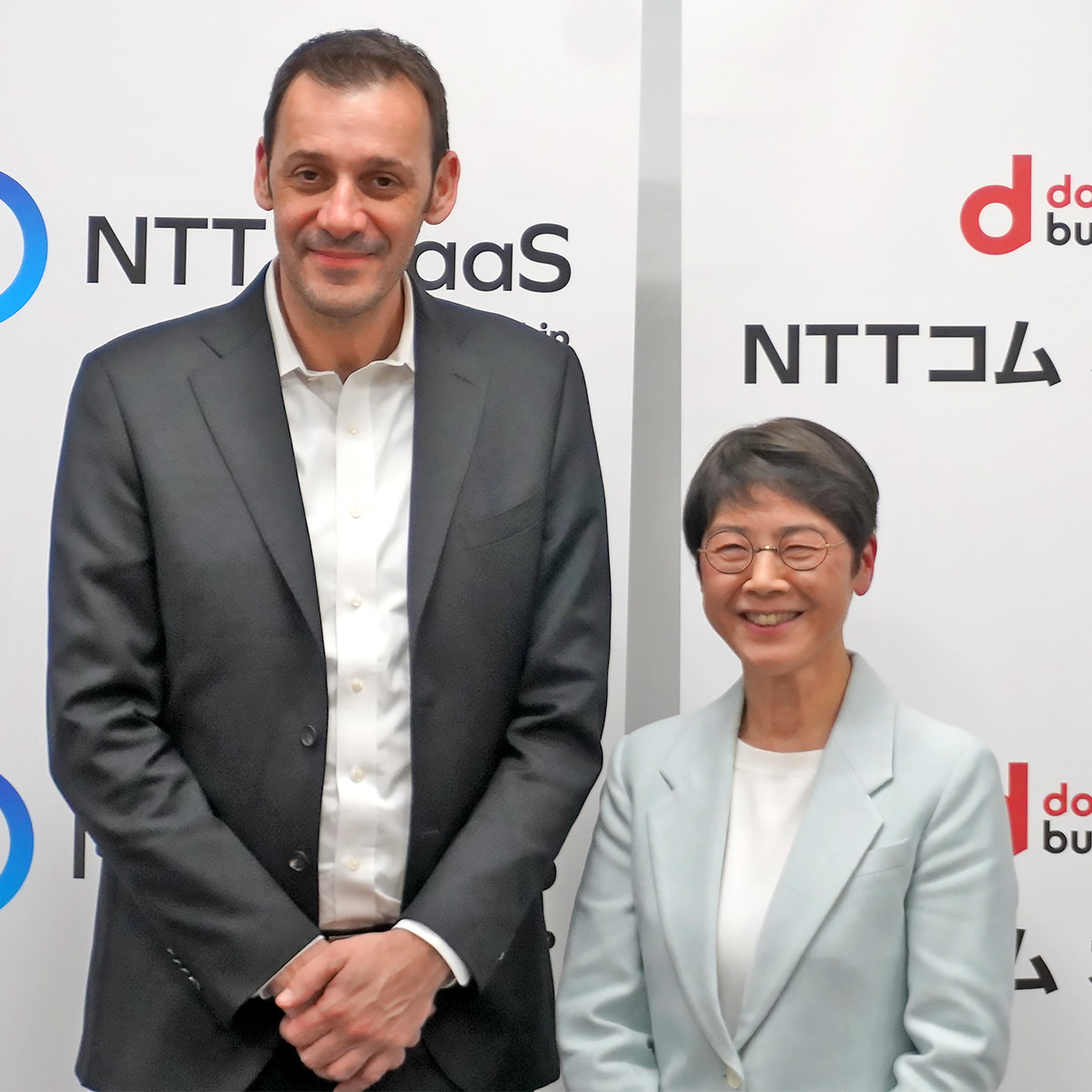 NTTコムオンライン　nfobip シルビオ・クティッチ社長（左）とNTTコム オンライン・マーケティング・ソリューション 塚本良江社長（右）