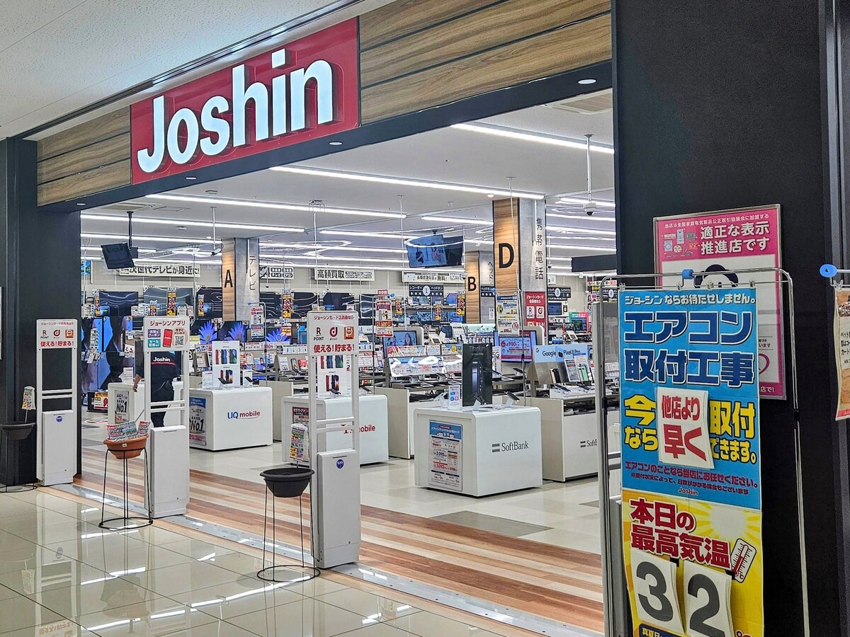 ジョーシン草加松原店は店頭で中古スマホを販売する店舗の1つだ