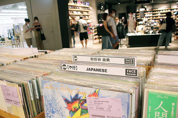 日本人アーティストのレコードも目立つところに陳列